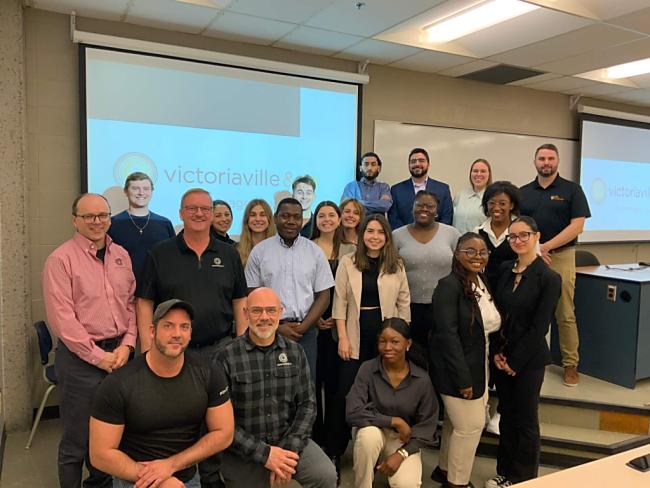 Étudiants en génie industriel présentant leurs projets de session