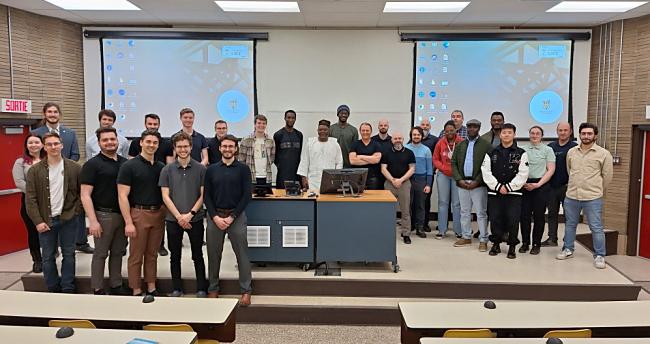 Étudiants présentant leurs projets de fin d'études en génie