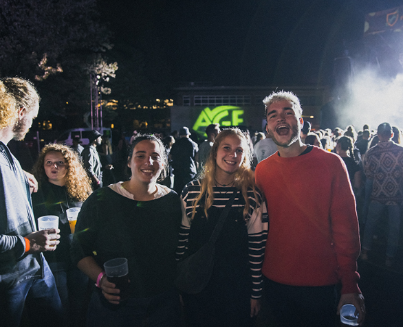 Étudiants festifs au spectacle de la rentrée