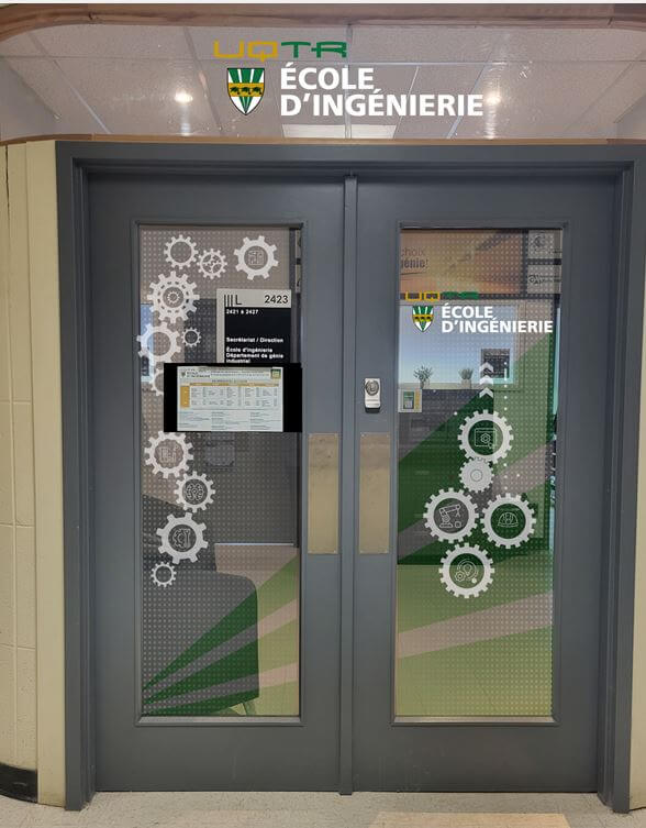 Photo du nouvel affichage sur les portes d'entrée du secrétariat.