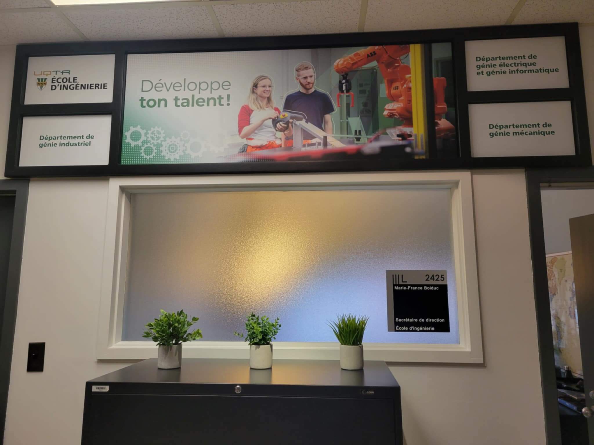 Photo 1 du nouvel affichage à l'intérieur du secrétariat.